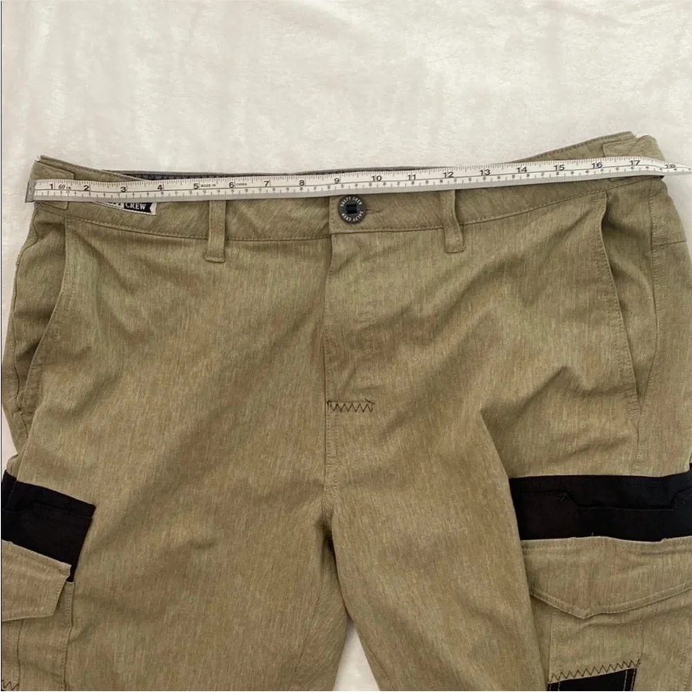 SALTY CREW Men’s Khaki Cargo Shorts with Black Trim. Size M